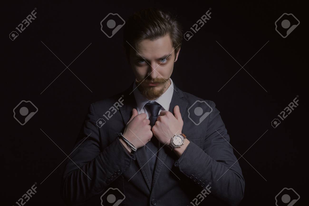 Espaco Retrato Do Estudio De Um Homem De Negocios Novo Serio Vestindo Um Terno Preto Sobre Fundo Preto Copie Fotos Retratos Imagenes Y Fotografia De Archivo Libres De Derecho Image 76595248