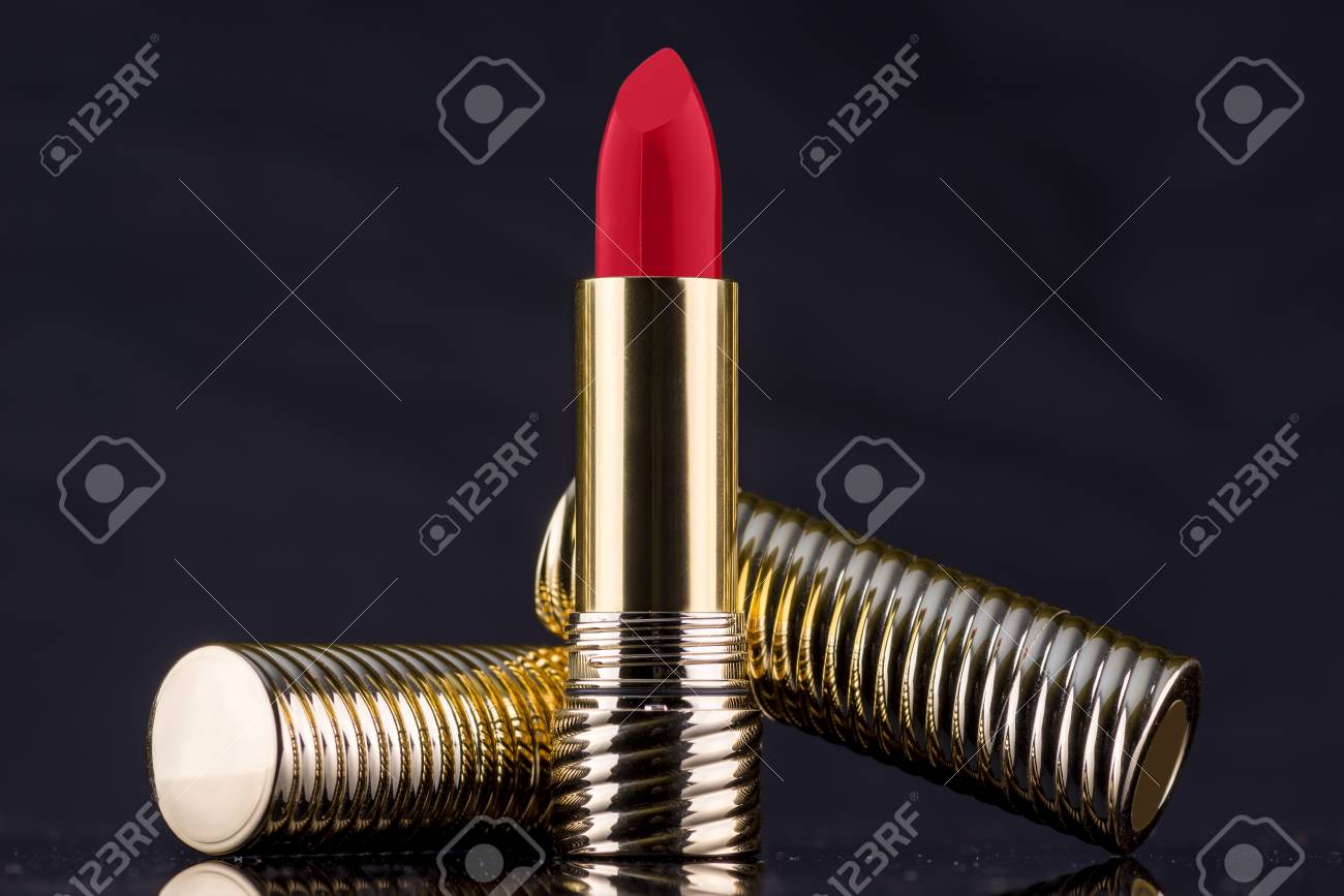 オープン ゴールデン チューブ 暗い背景上の審美的な位置に 2 つの閉じた黄金チューブ チェリーレッド色の口紅サンプル の写真素材 画像素材 Image