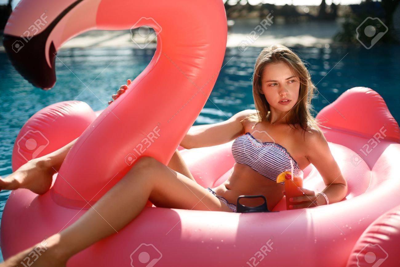 inflatable pink flamingo pool float