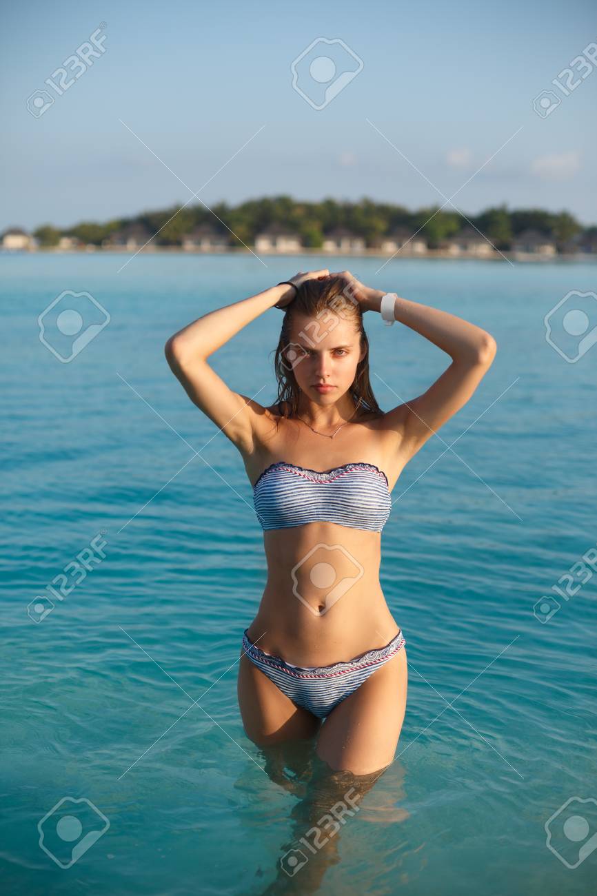 nouvelle collection performance fiable nouvelle sélection Jolie En L De Bikini Belle Maillot Femme Dans Bain Posant Et ... nouvelle collection performance fiable nouvelle sélection Jolie En L De Bikini Belle Maillot Femme Dans Bain Posant Et ...