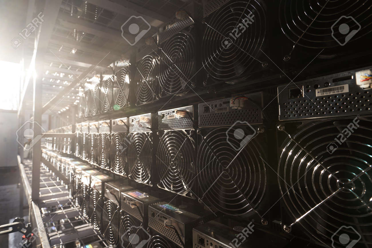 倉庫内のビットコインASICマイナー。スチールコンテナで暗号通貨をマイニングするためのスタンドラック上のASICマイニング機器。ブロックチェーンテクノロジーアプリケーション固有の集積回路ユニットストレージ。の写真素材・画像素材  Image 171175536