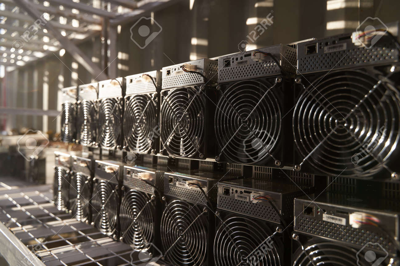 창고에 있는 비트코인 Asic 광부. 강철 컨테이너에서 암호화폐를 채굴하기 위한 스탠드 랙의 Asic 채굴 장비. 블록체인 기술  애플리케이션 특정 집적 회로 장치 스토리지. 로열티 무료 사진, 그림, 이미지 그리고 스톡포토그래피. Image 171159783