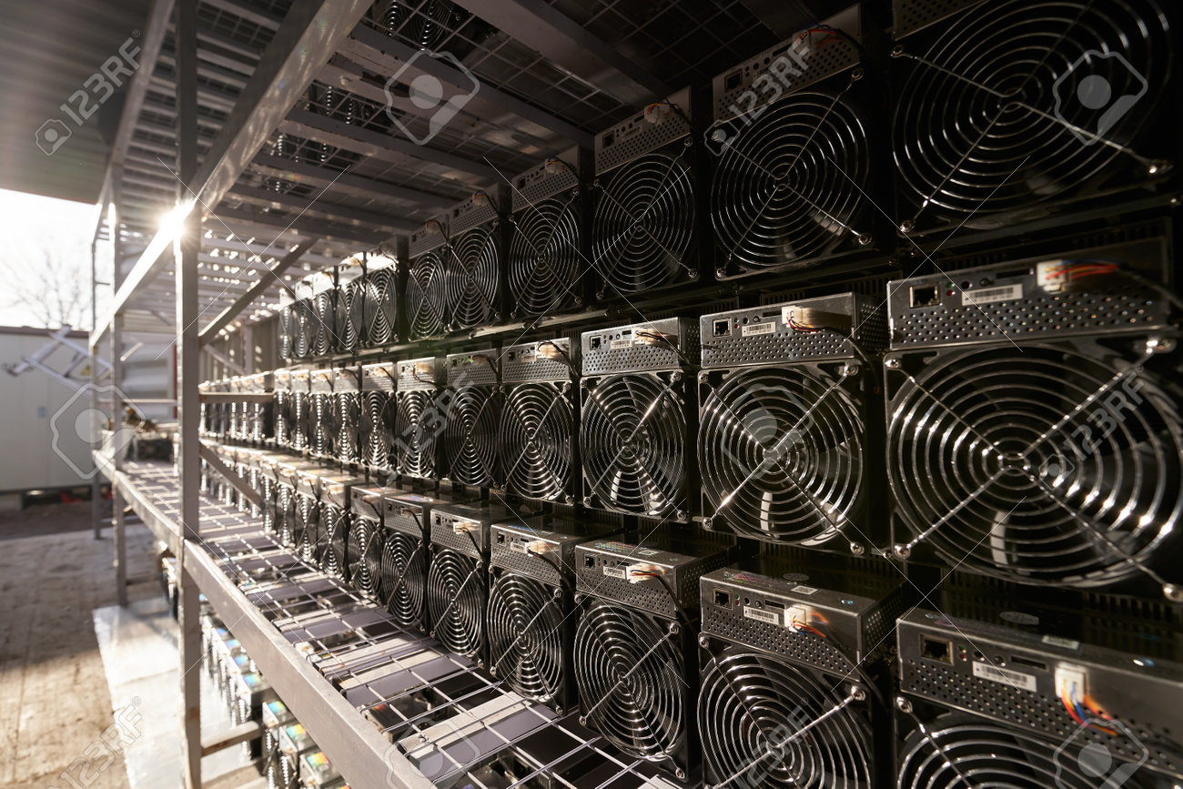 강철 컨테이너 블록체인 기술 응용 특정 집적 회로 장치 저장소에서 암호화폐를 채굴하기 위한 스탠드 랙에 있는 창고 Asic 채굴 장비의  비트코인 Asic 광부 로열티 무료 사진, 그림, 이미지 그리고 스톡포토그래피. Image 171520701