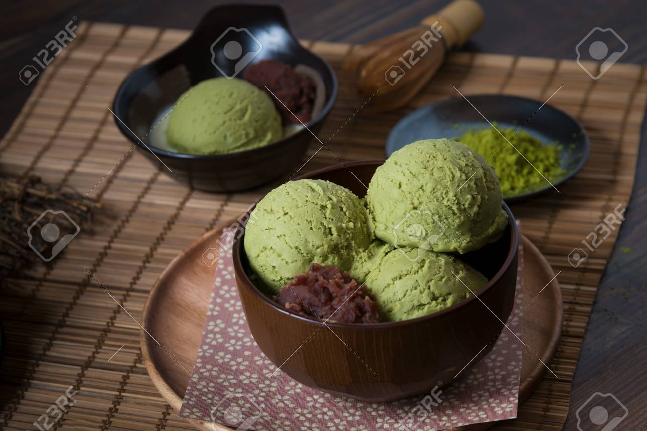 緑茶抹茶抹茶アイスクリームスクープ 濃い茶色のボウルに甘い赤いあんじめを入れ 木製のテーブルに緑茶パウダーを入れた濃い茶色のボウルに 日本風の甘い の写真素材 画像素材 Image