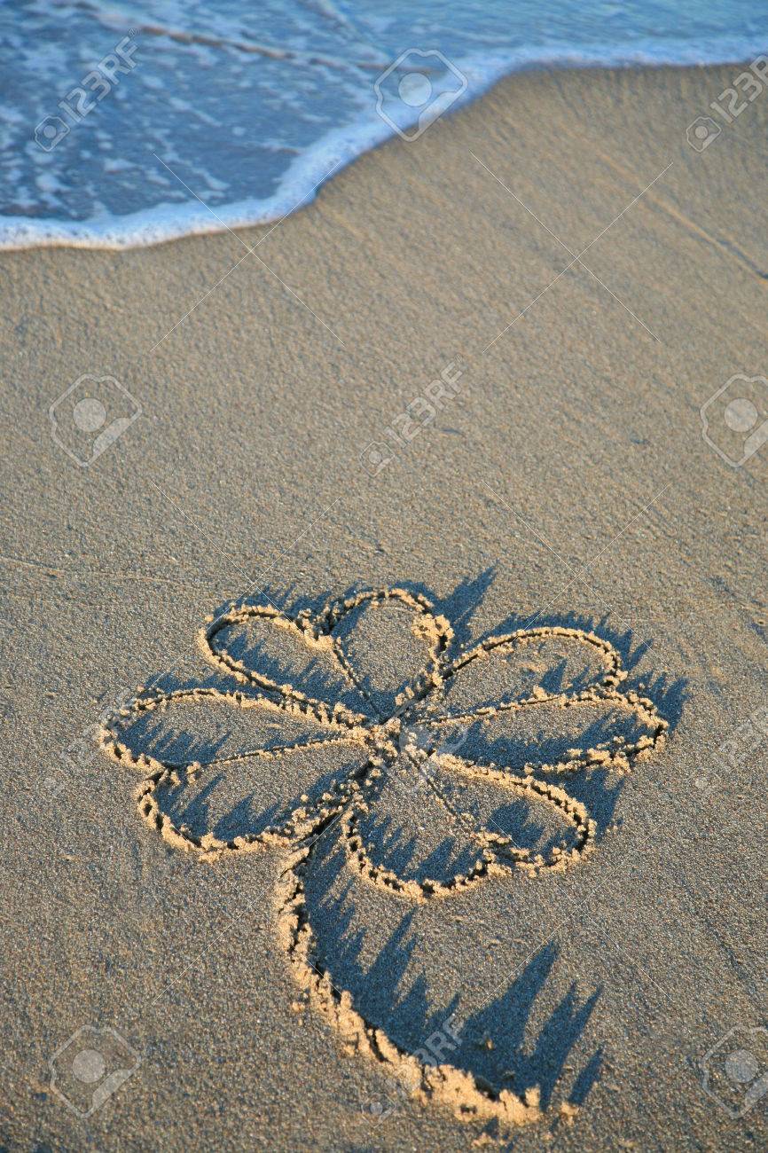 四つ葉のクローバー絵画浜辺の砂の の写真素材 画像素材 Image