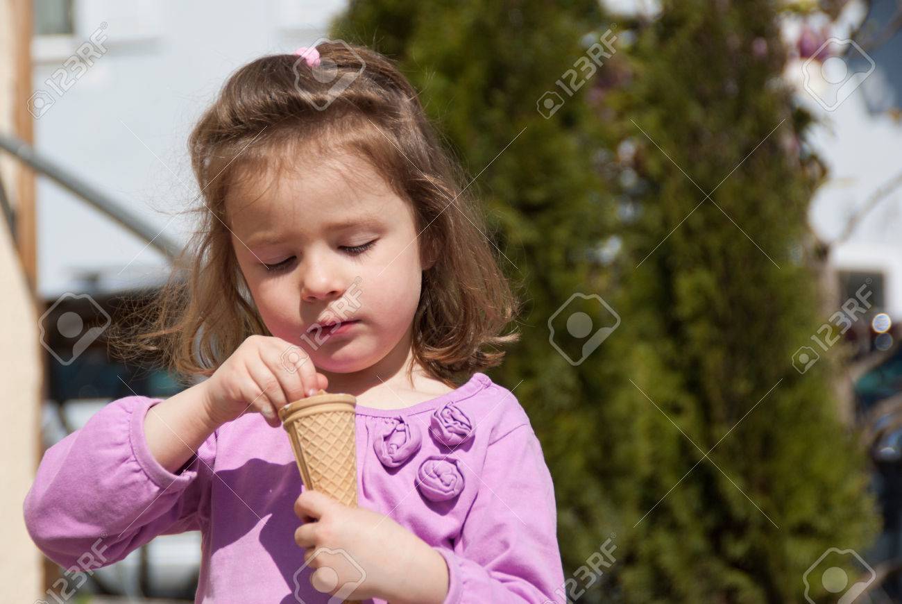 スプーン パート 2 でおいしそうにアイスクリームを食べている女の子 の写真素材 画像素材 Image