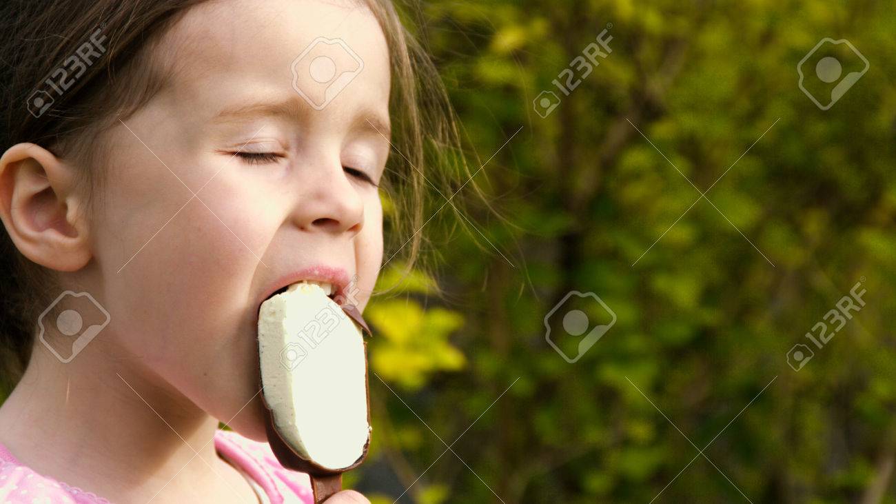 小さな女の子が公園 パート 3 でアイスクリームを食べる の写真素材 画像素材 Image