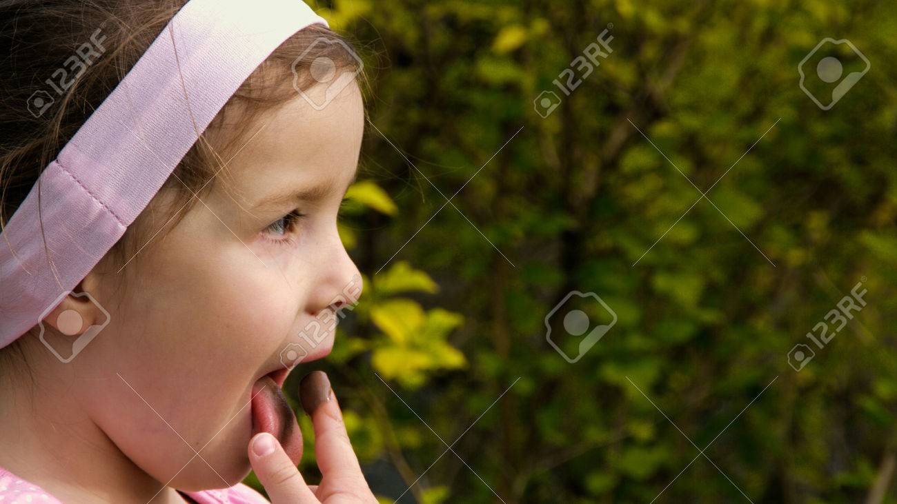 彼女の指は パート 2 から少し女の子舐めるチョコレート クリーム の写真素材 画像素材 Image