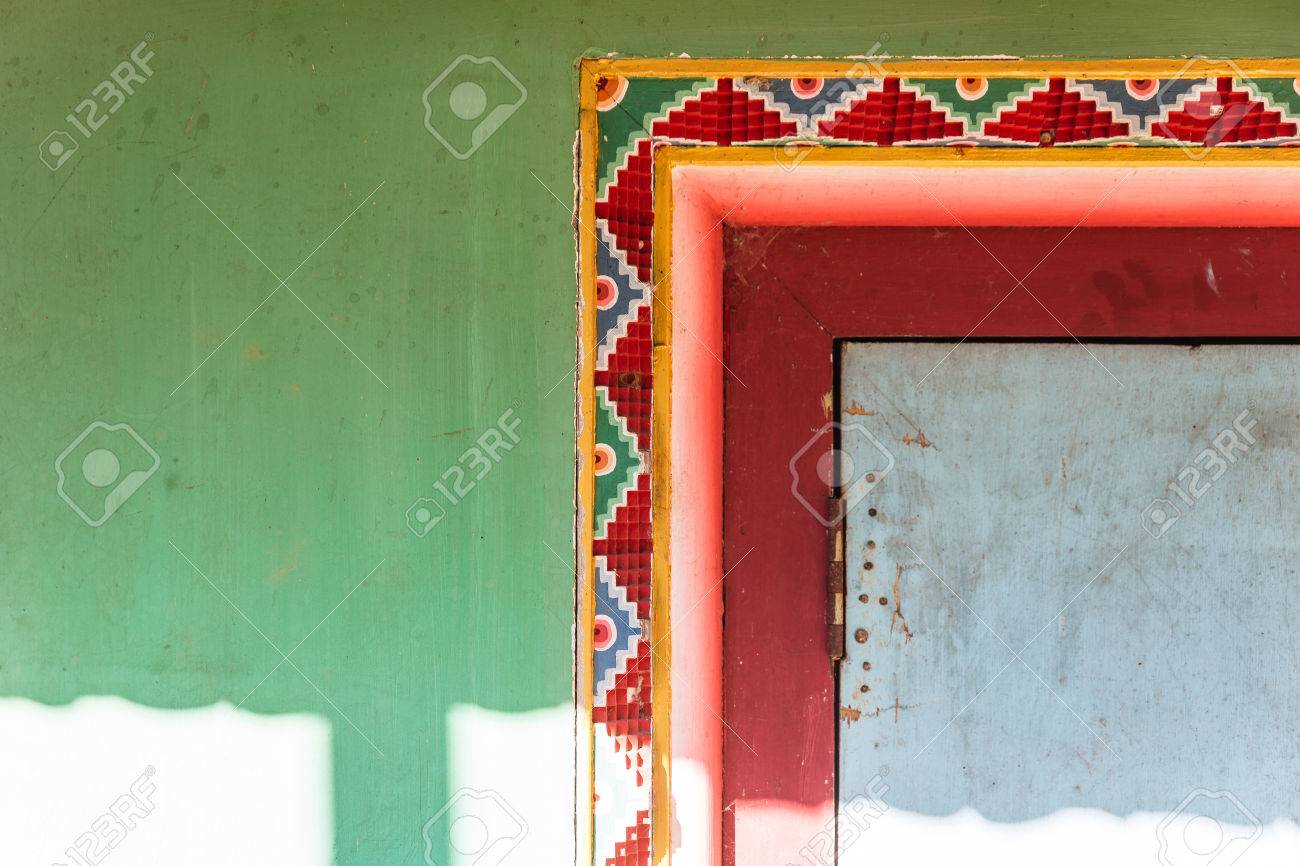 Pared De Decoracion Tibetana Con Color Verde Rojo Y Amarillo Con