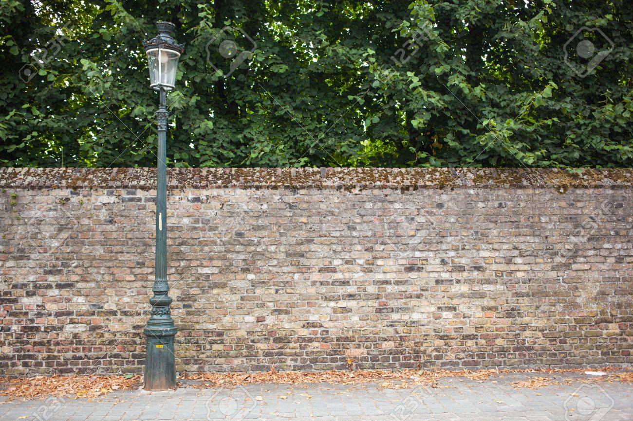 Calle De La Lampara De La Calle A La Izquierda En El Fondo De La