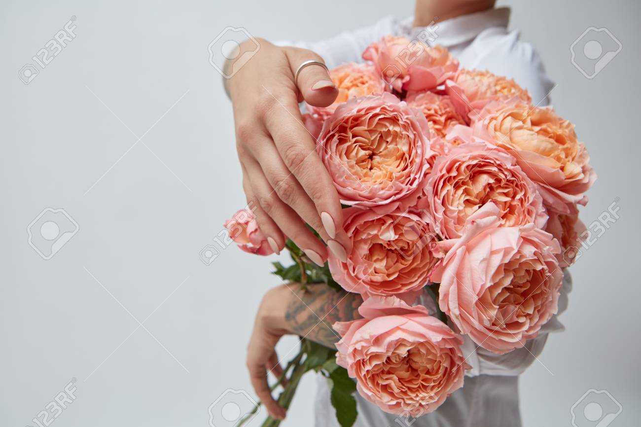 バラの入れ墨の花束を持つ女の子の手にピンクのメディアの花の花束 母の日 バレンタインデー の写真素材 画像素材 Image バラの入れ墨の花束を持つ女の子の手にピンクのメディアの花の花束 母の日 バレンタインデー の写真素材 画像素材 Image