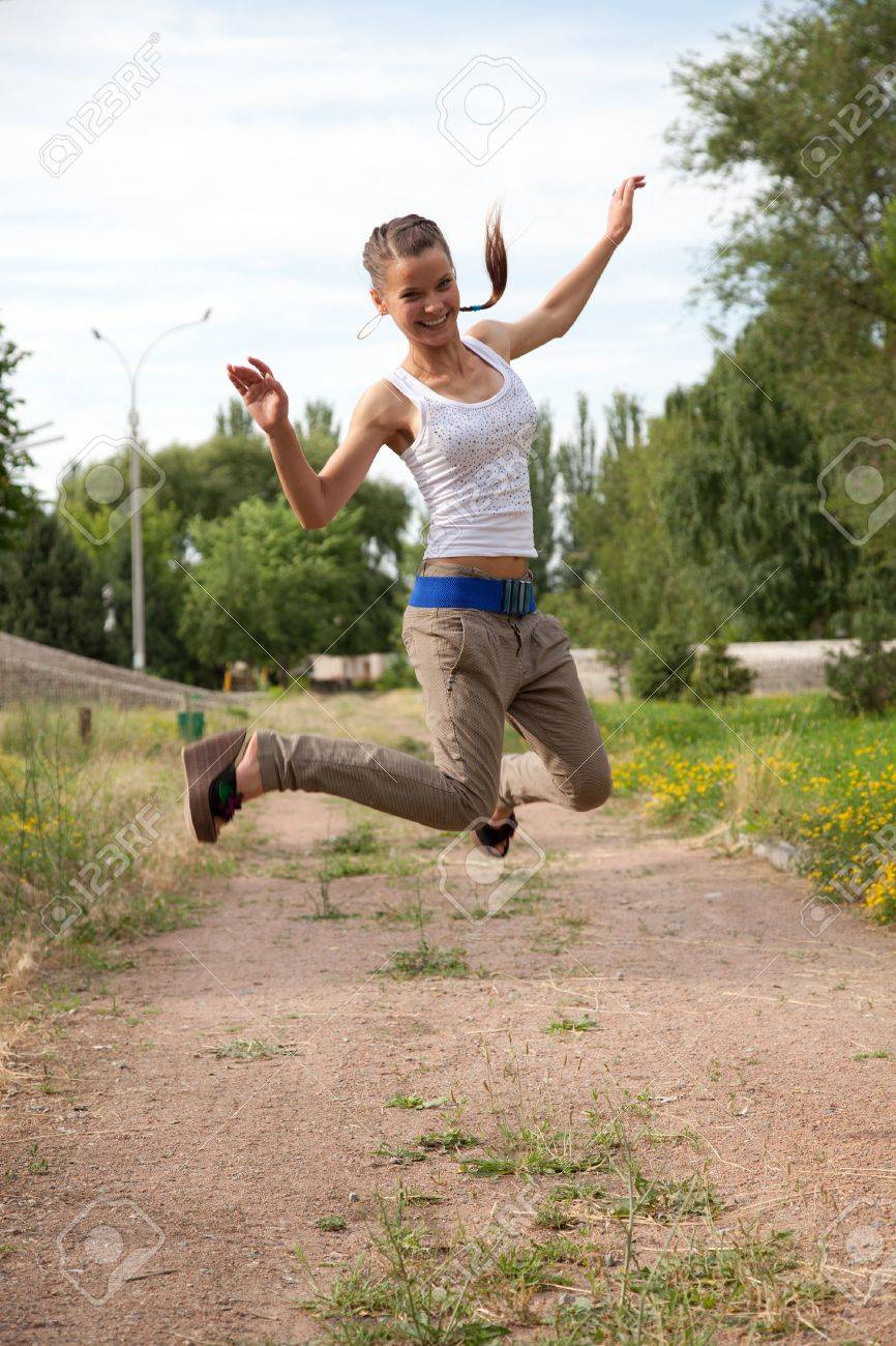 女の子は 空気を通って飛ぶ ジャンプの女の子 の写真素材 画像素材 Image