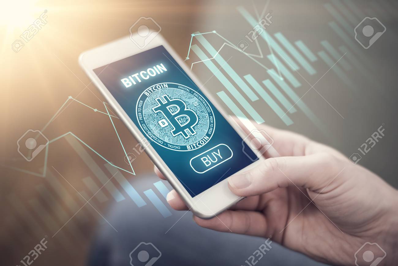 큰 구매 버튼과 백그라운드에서 성장 차트 모바일 애플 리 케이 션 화면에서 Bitcoin 기호. Bitcoin 개념을 성장. 새로운  디지털 돈. 로열티 무료 사진, 그림, 이미지 그리고 스톡포토그래피. Image 92810474