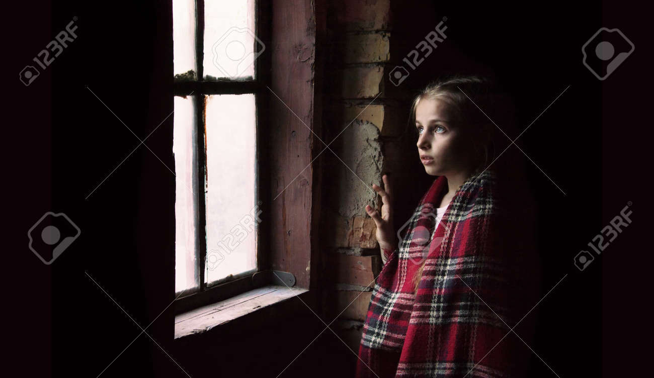 Cute Luz Furo Preocupação Bonito Pauper Waif Rosto Humano Olho Ver Sonho  Amor Vida. Rural Sujo Escuro Hous Quarto Parede Ficar Pequena Miséria  Doente Adolescente Mão Sentir Medo Dor Dor Chorar Conceito