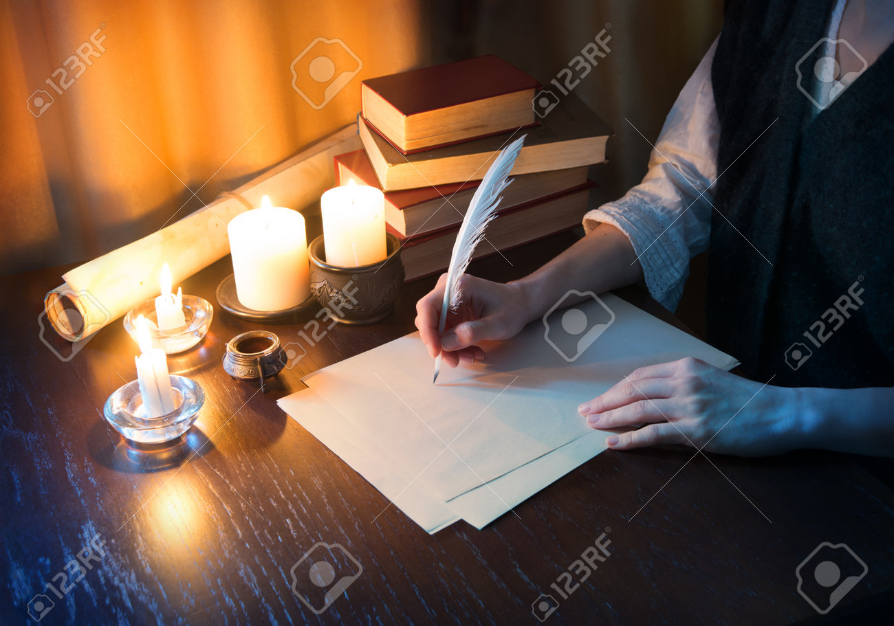 Vue de dessus en gros plan devant la page d'avis de courrier de la loi biblique de dieu priez l'espace de lecture. gros plan âge mâle bras tenir plume encrier scribe dessiner art journal enseigner bloc-notes carte auteur humain homme garçon foncé noir bois bureau table - 191338705 Vue de dessus en gros plan devant la page d'avis de courrier de la loi biblique de dieu priez l'espace de lecture. gros plan âge mâle bras tenir plume encrier scribe dessiner art journal enseigner bloc-notes carte auteur humain homme garçon foncé noir bois bureau table - 191338705