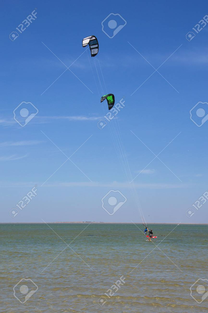 美しい海と 綺麗な水と夏の壁紙携帯電話とタブレットのためのリラクゼーションの有用な形態でカイト サーフィン の写真素材 画像素材 Image