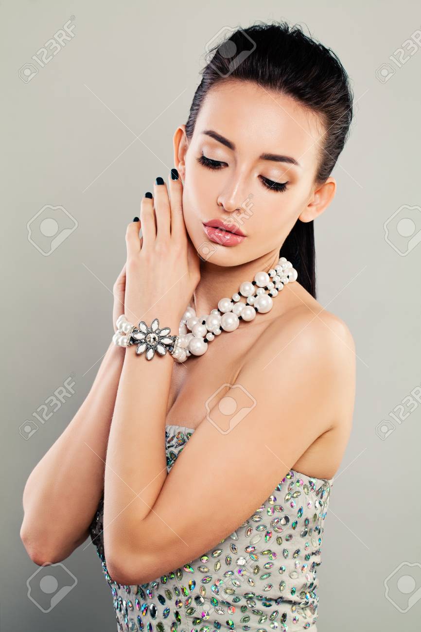 Модный Портрет Гламурной Модели, Симпатичное Лицо. Pretty Woman С Выпускной  Тканью И Ювелирными Изделиями Фотография, картинки, изображения и  сток-фотография без роялти. Image 84797546