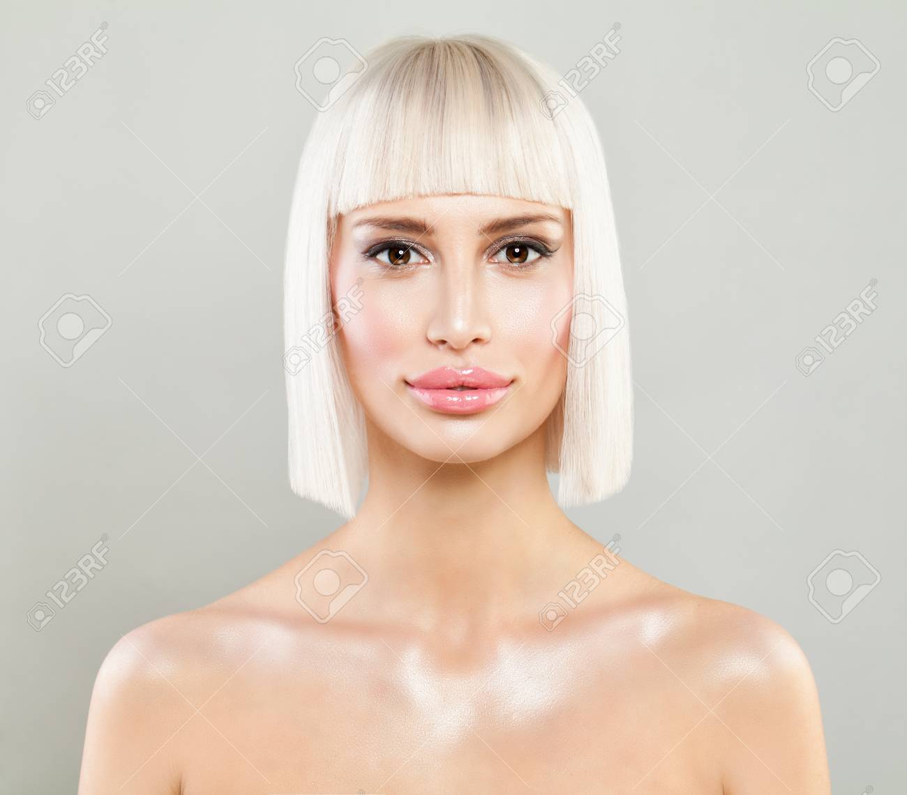 健康な肌と灰色の背景に金髪のボブ髪型女性と美しいモデル の写真素材 画像素材 Image 健康な肌と灰色の背景に金髪のボブ髪型女性と美しいモデル の写真素材 画像素材 Image