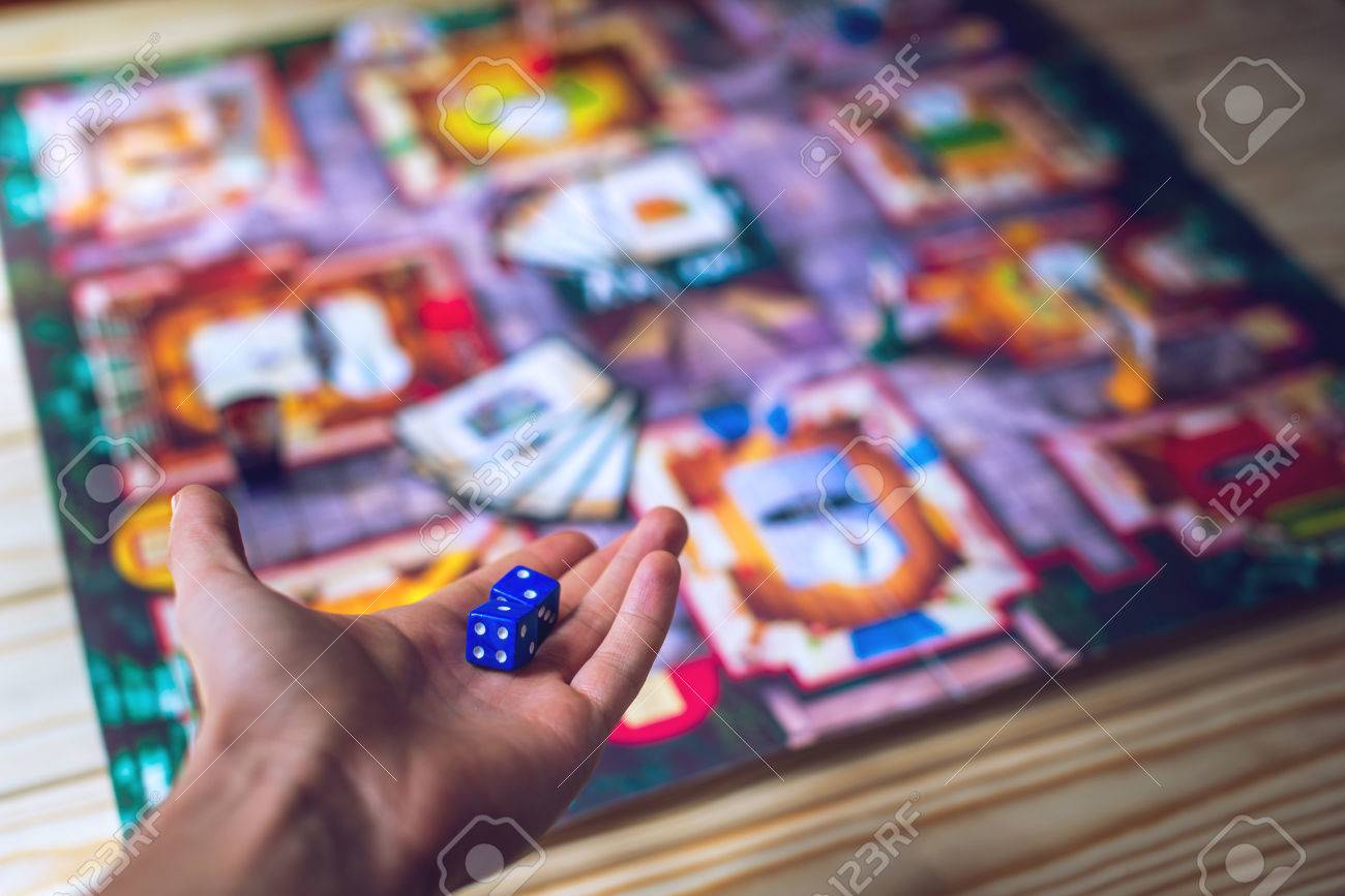 手がさいころをカラフルなぼやけたファンタジー ボードゲーム ゲームのダイナミクスにおける瞬間の背景に の写真素材 画像素材 Image 手がさいころをカラフルなぼやけたファンタジー ボードゲーム ゲームのダイナミクスにおける瞬間の背景に の写真素材 画像素材 Image