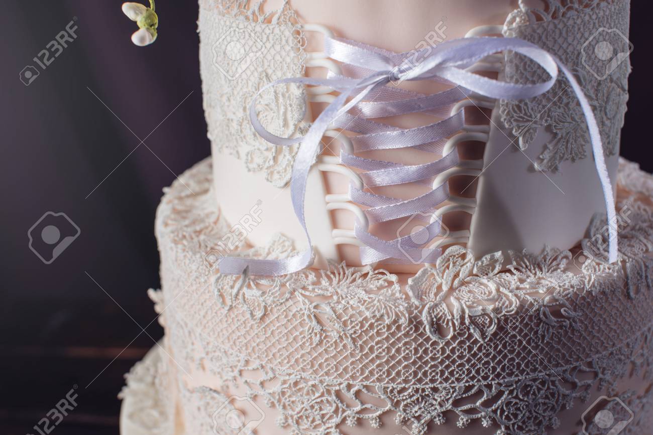 Beau Gateau De Mariage A Trois Niveaux En Forme De Robes Avec Dentelle Et Ruban Dans Un Corset Orne De Fleurs Et De Roses Sur Le Dessus Le Concept De Desserts De