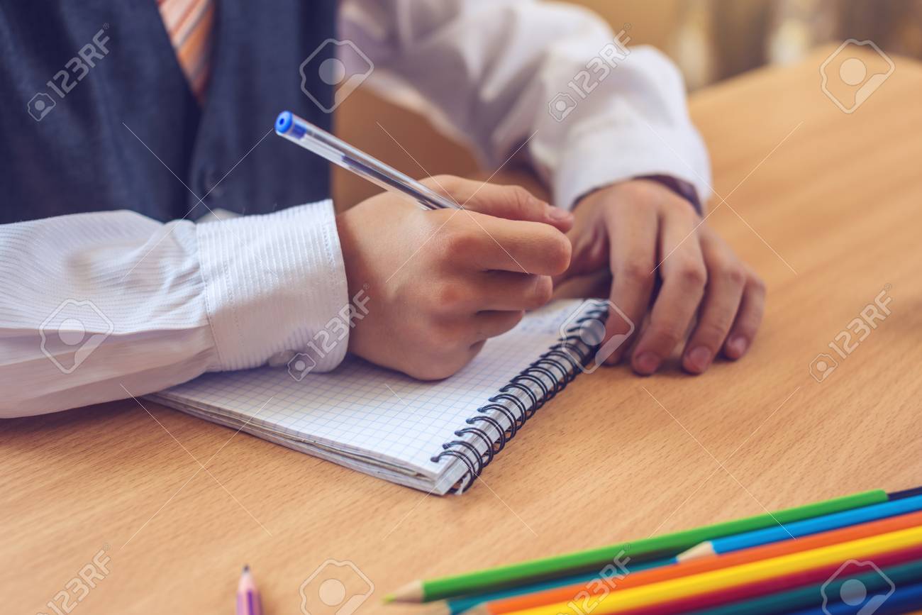 Bureau Pour Ecole Primaire : Retour à lécole. enfant mignon assis au bureau dans la salle de