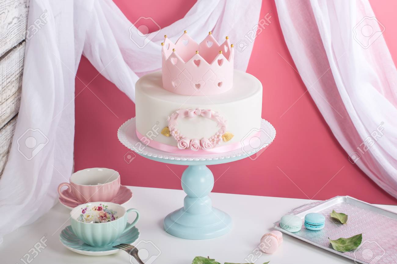 Mignon Gateau Rose Avec Une Couronne Sur La Table Avec Des Tasses A L Anniversaire Pour Une Princesse Banque D Images Et Photos Libres De Droits Image