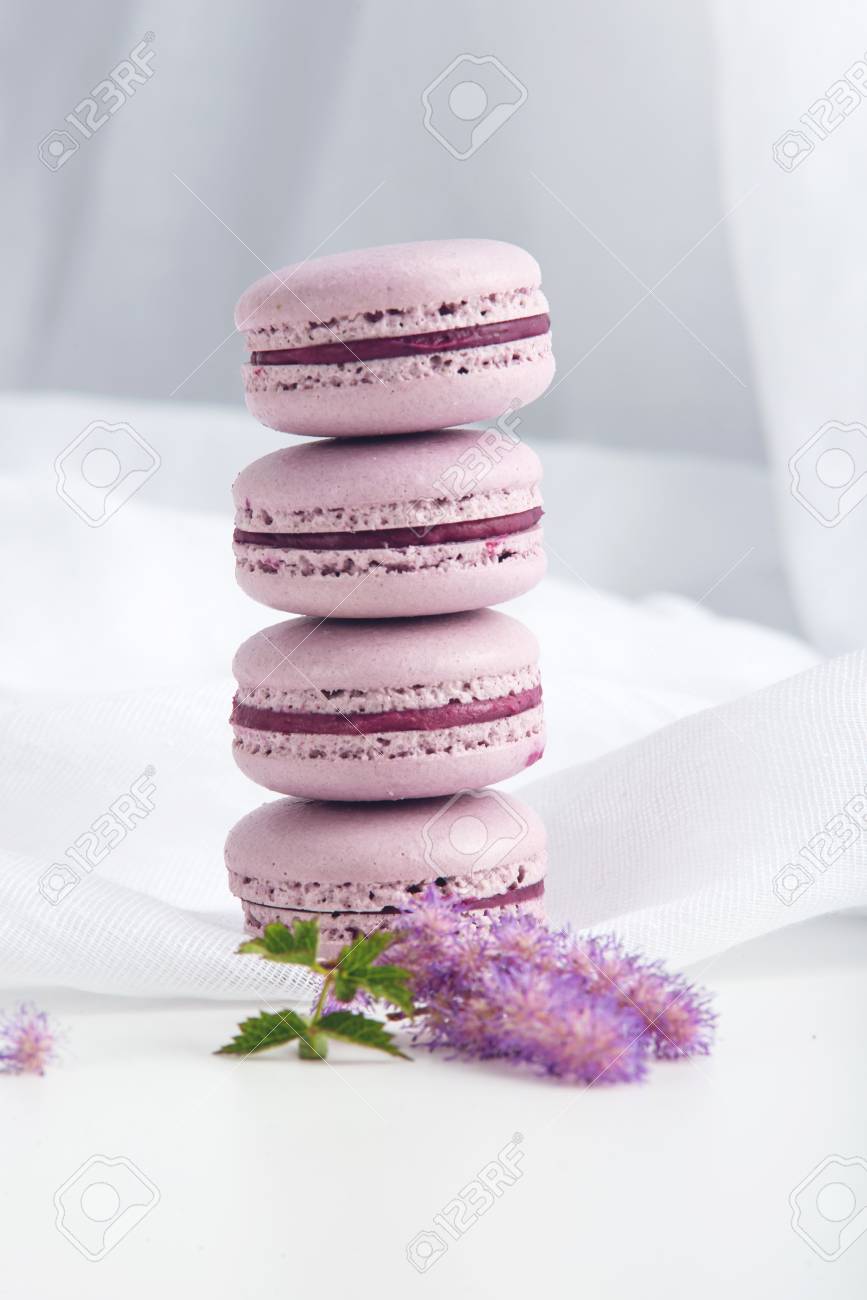 紫のマカロン 繊細なデザートを朝食に朝の光でフランス語します の写真素材 画像素材 Image