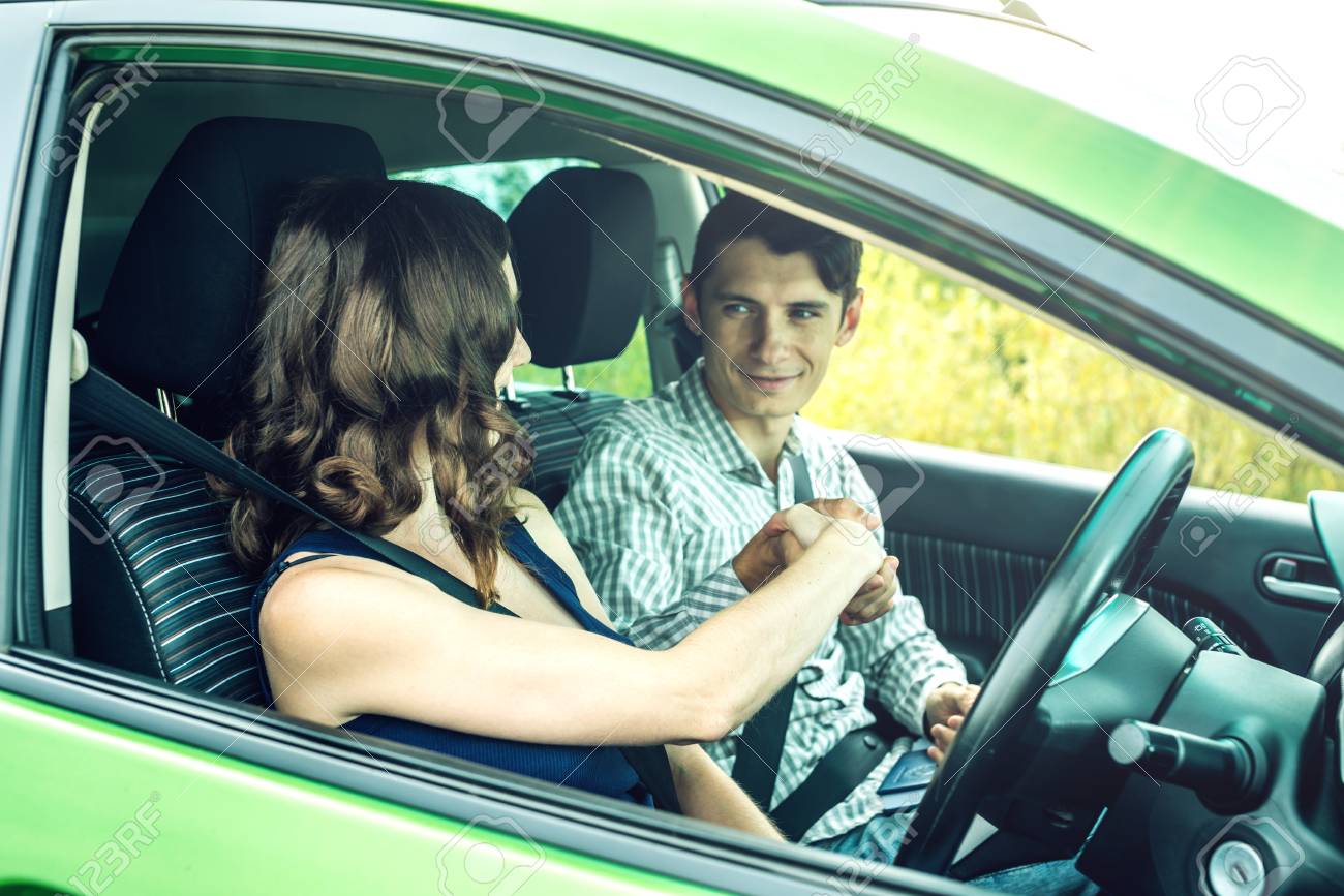 講師との握手を運転の女性生徒 女性に教習所で合格しました の写真素材 画像素材 Image 講師との握手を運転の女性生徒 女性に教習所で合格しました の写真素材 画像素材 Image
