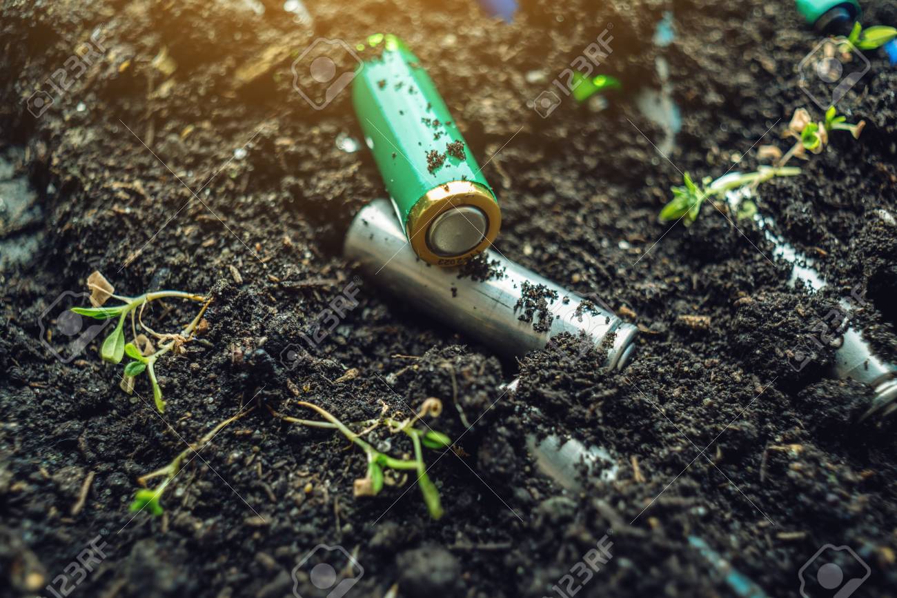 Сбежали с помощью батареек и соли. Огонь без спичек из батарейки. Воздействие батарейки с соленой водой. Утилизация использованных батареек. Использованные батарейки.