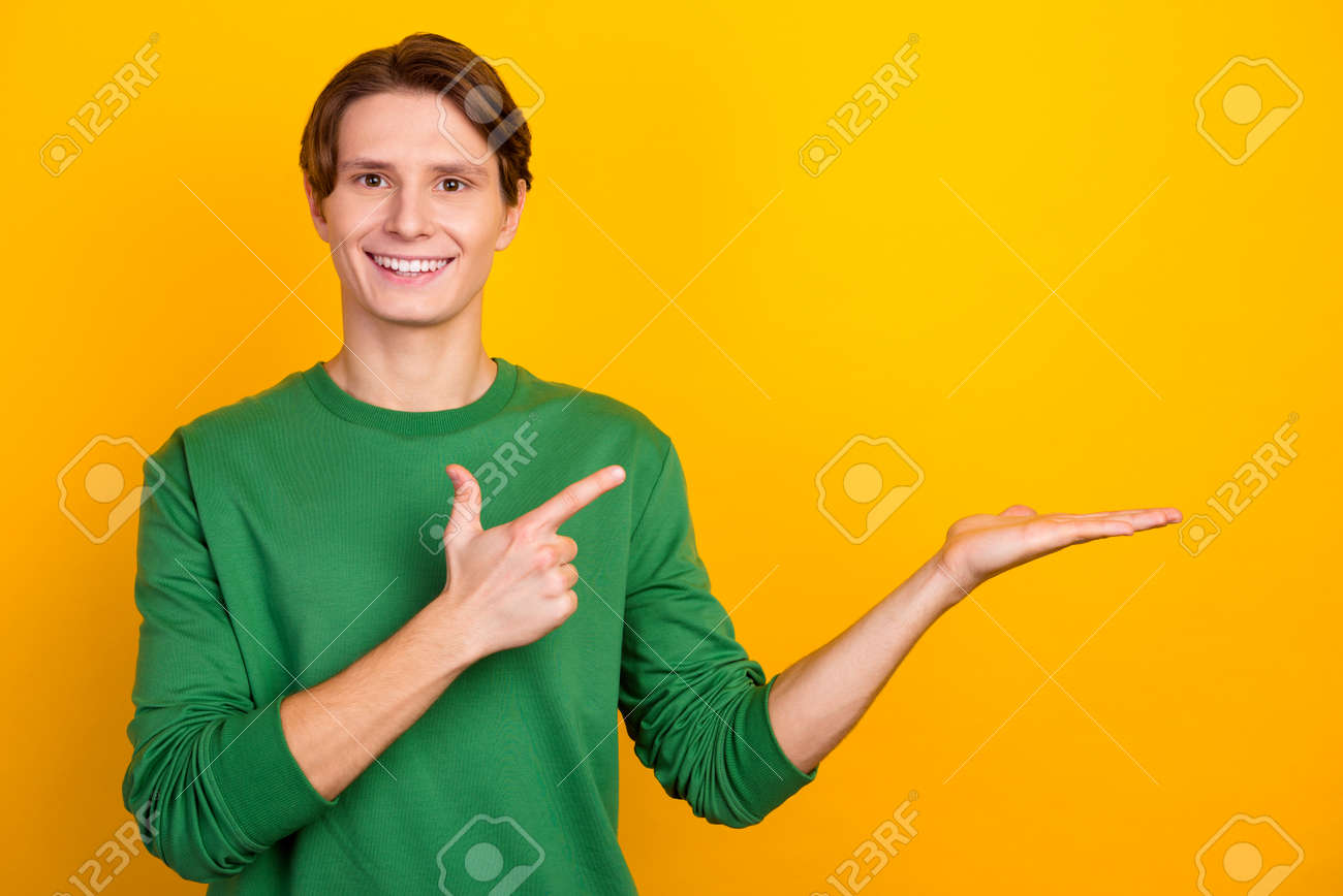 Past pointing. Ребенок азиат удивляется. Past pointing. Man pointing. Удивленный азиат.