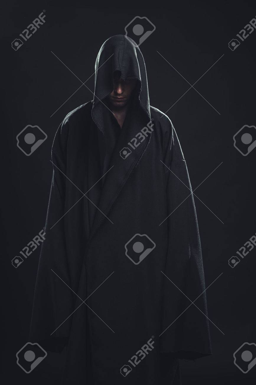 黒いローブの男の肖像 の写真素材 画像素材 Image