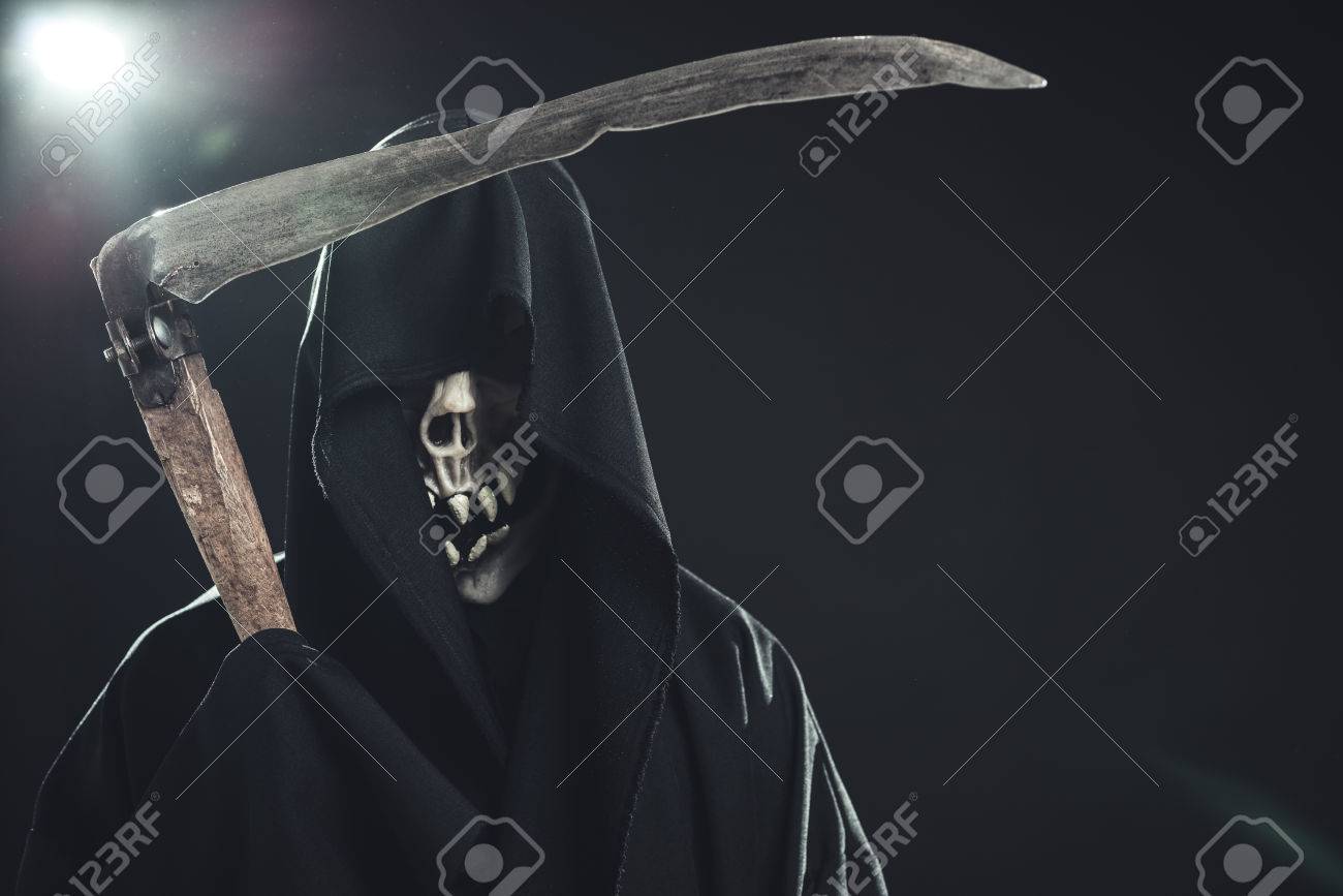 Fotos De La Muerte Con Guadaña Muerte Con Guadaña De Pie En La Oscuridad Fotos, Retratos, Imágenes Y  Fotografía De Archivo Libres De Derecho. Image 22506603.