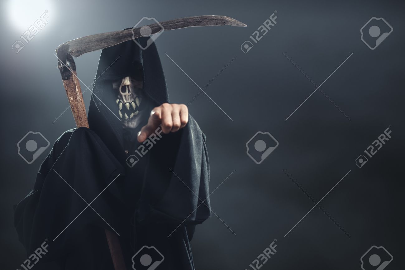 Fotos De La Muerte Con Guadaña Muerte Con Guadaña De Pie En La Niebla En Los Puntos De La Noche Y Le  Fotos, Retratos, Imágenes Y Fotografía De Archivo Libres De Derecho. Image  22506609.