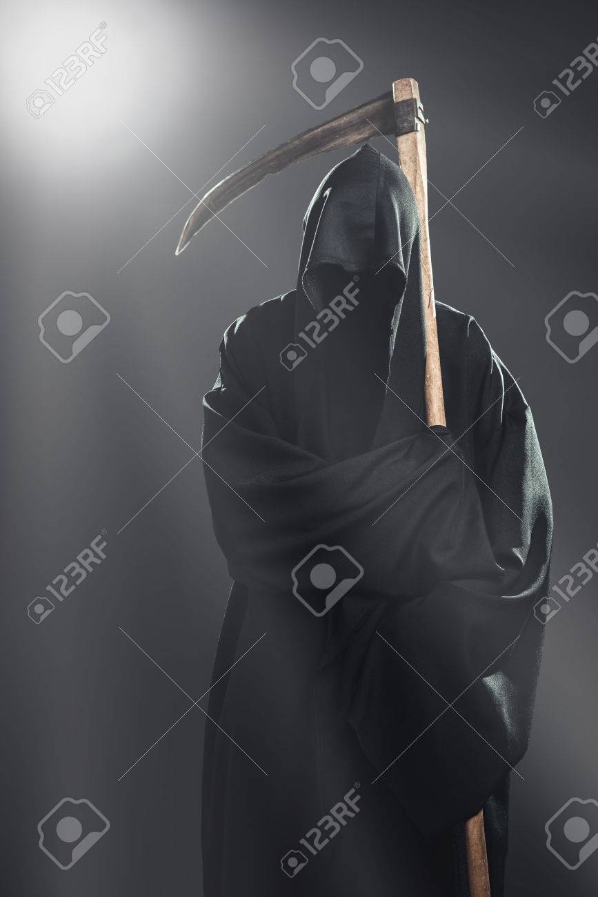 Fotos De La Muerte Con Guadaña Muerte Con Guadaña De Pie En La Niebla De La Noche Fotos, Retratos,  Imágenes Y Fotografía De Archivo Libres De Derecho. Image 22608216.