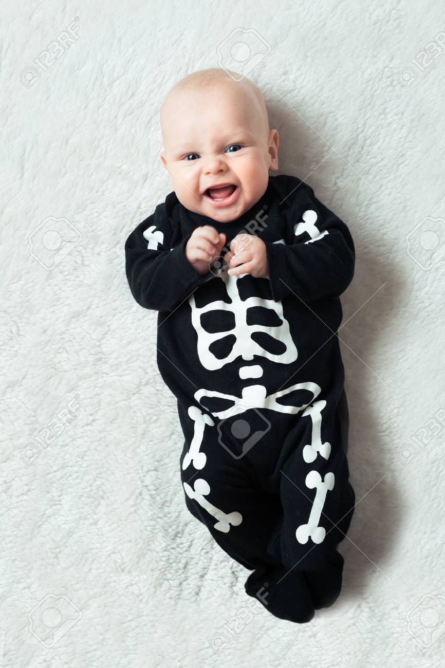 小さな赤ちゃん服を着て面白いスケルトン の写真素材 画像素材 Image