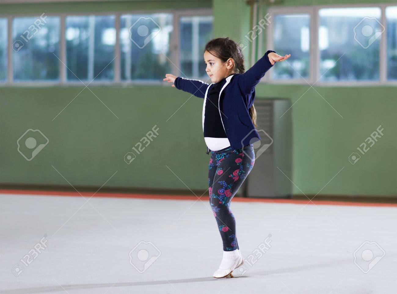 Dickes Madchen Im Sportunterricht Training Leichtathletik Lizenzfreie Fotos Bilder Und Stock Fotografie Image 51783384