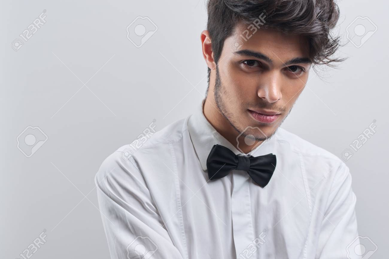 camisa blanca con negro hombre