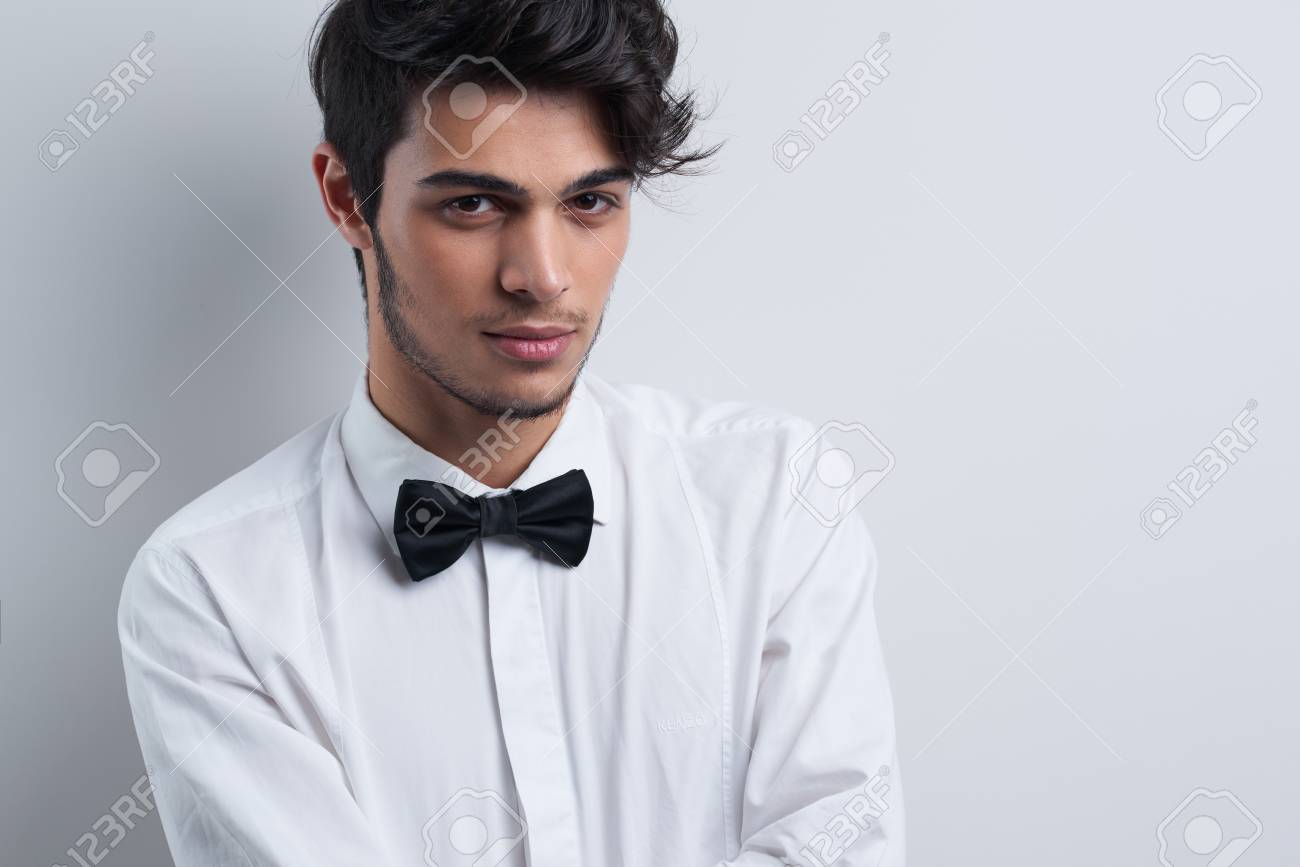 camisa blanca con negro hombre