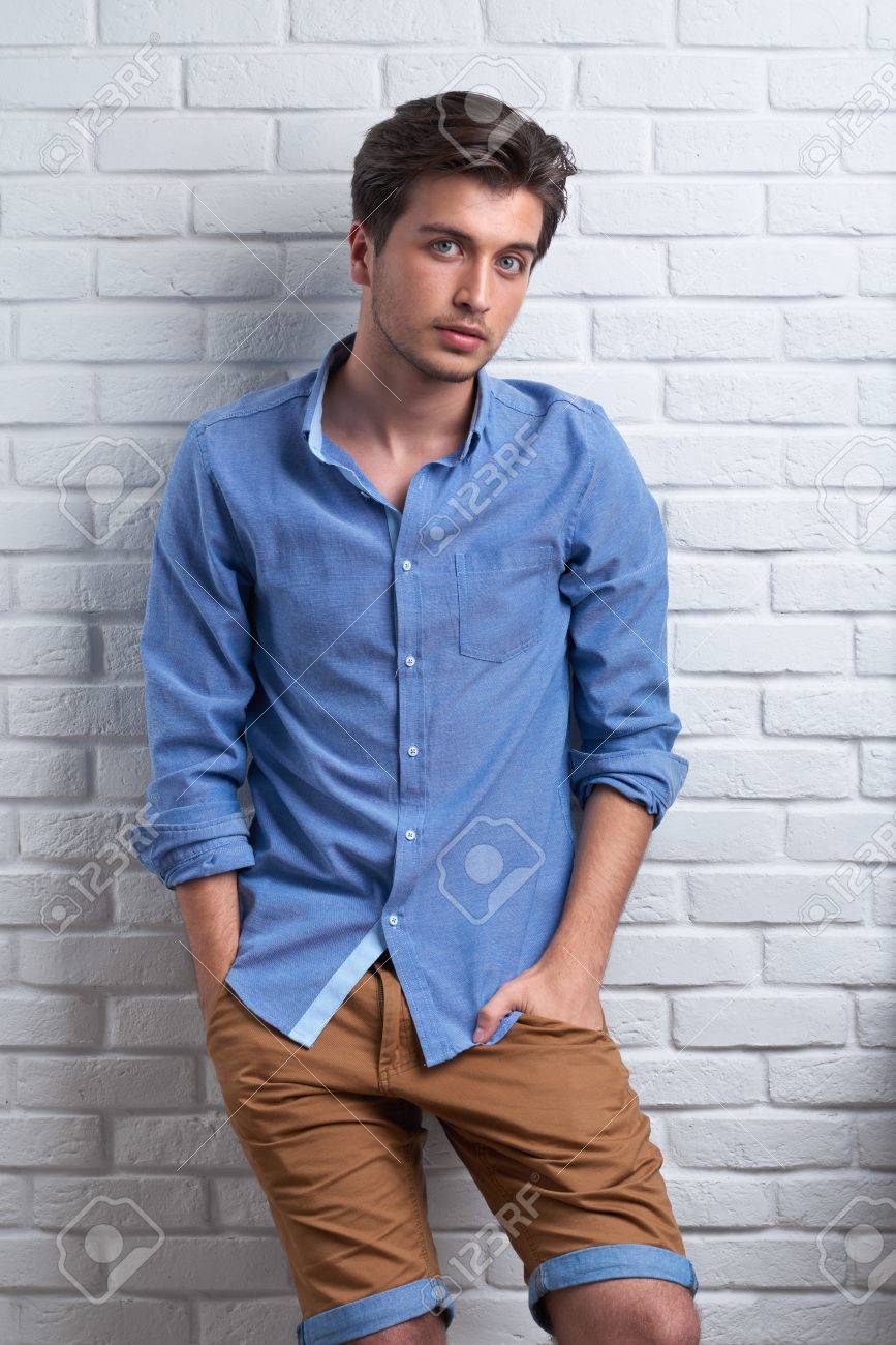 pantalon marron camisa azul