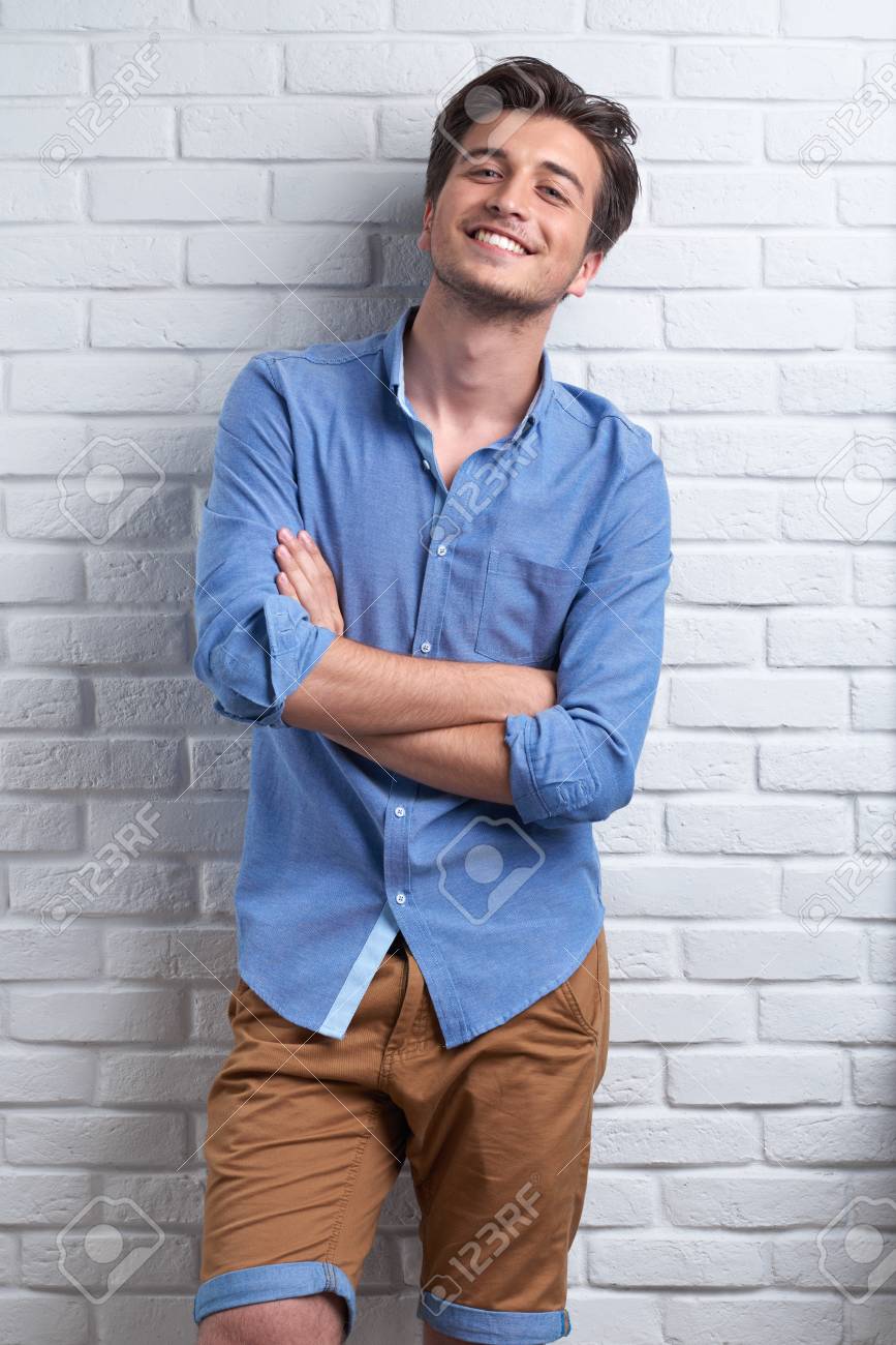 pantalon marron camisa azul