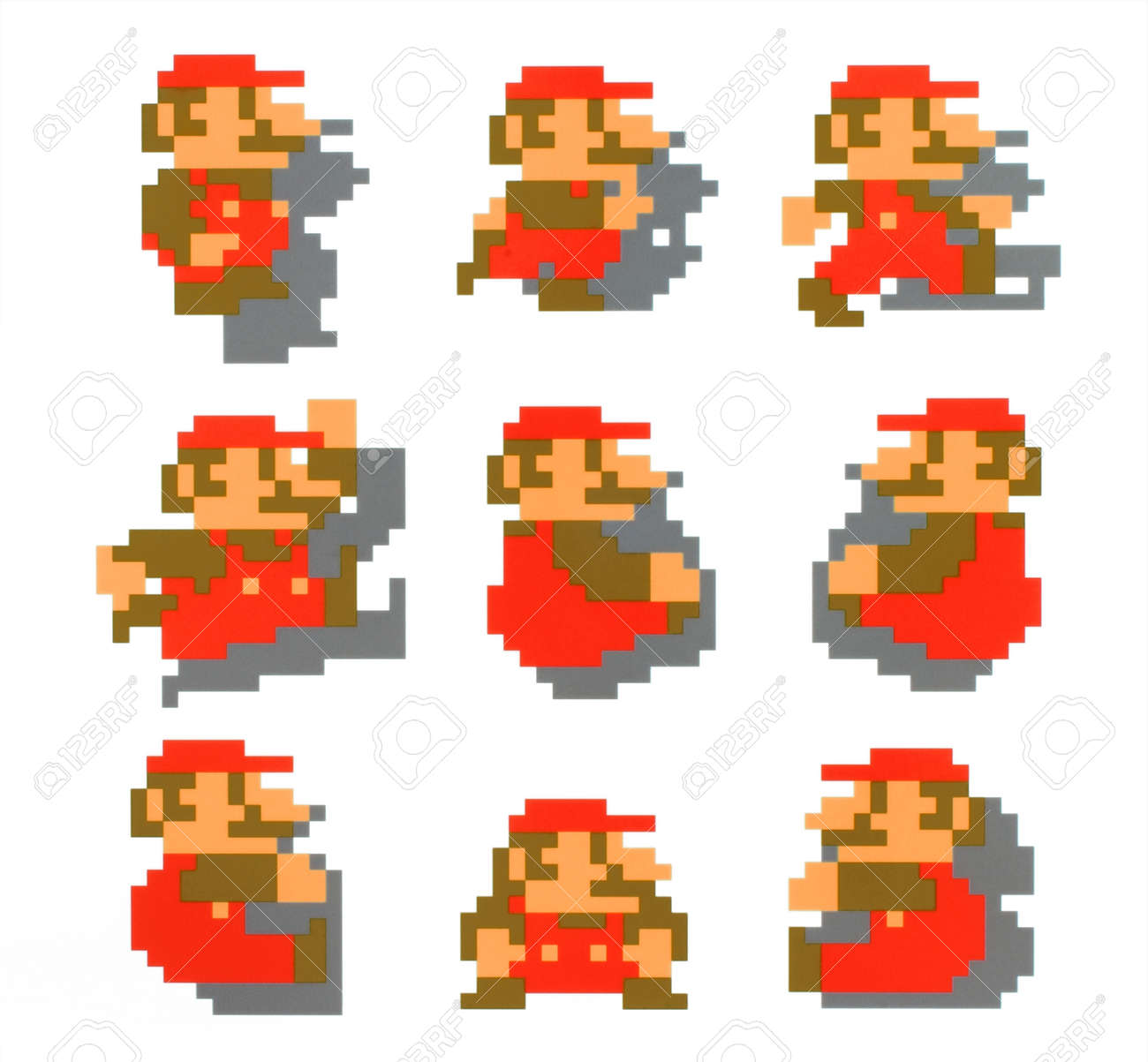 キエフ、ウクライナ- 2022年4月22日:マリオの動きのセット、スーパーマリオブラザーズの古典的なビデオゲームのアート、紙に印刷。スーパーマリオ ブラザーズは、任天堂によって開発および公開されたプラットフォームビデオゲームですの写真素材・画像素材 Image 186982218