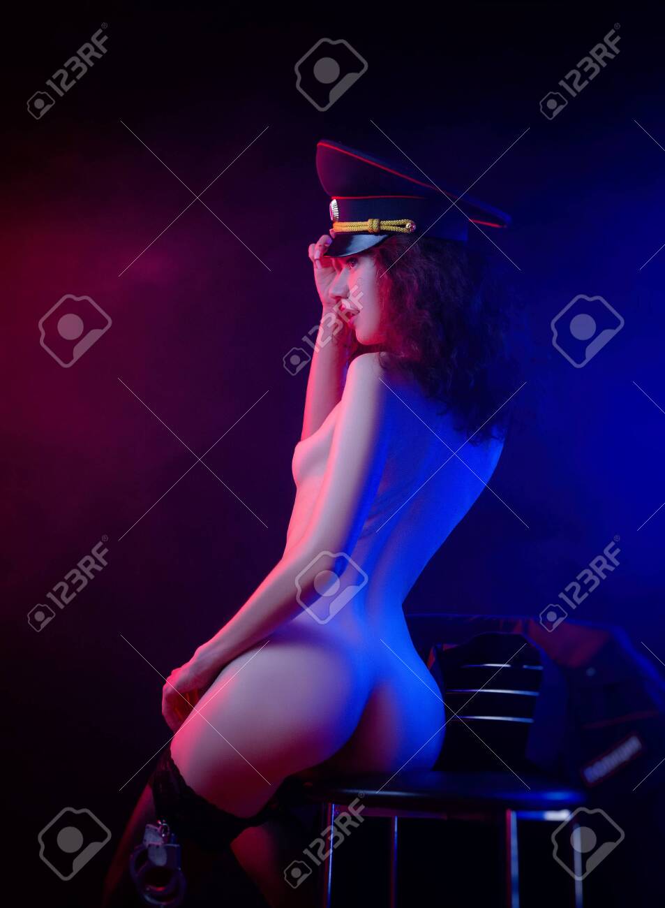 Mujer Desnuda Con Una Gorra Militar De Policía Fotos, retratos, imágenes y  fotografía de archivo libres de derecho. Image 151764896