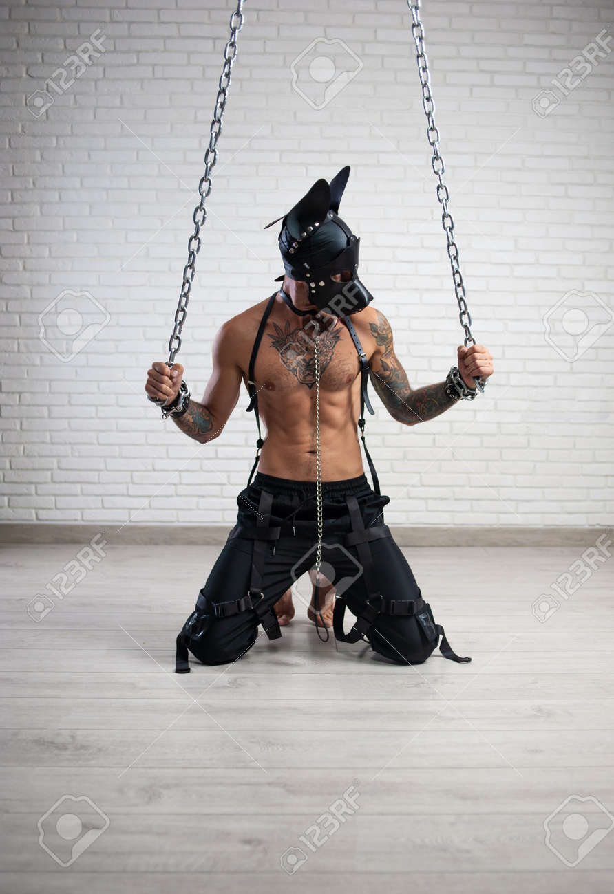 172106934-un-homme-dans-un-masque-en-cui