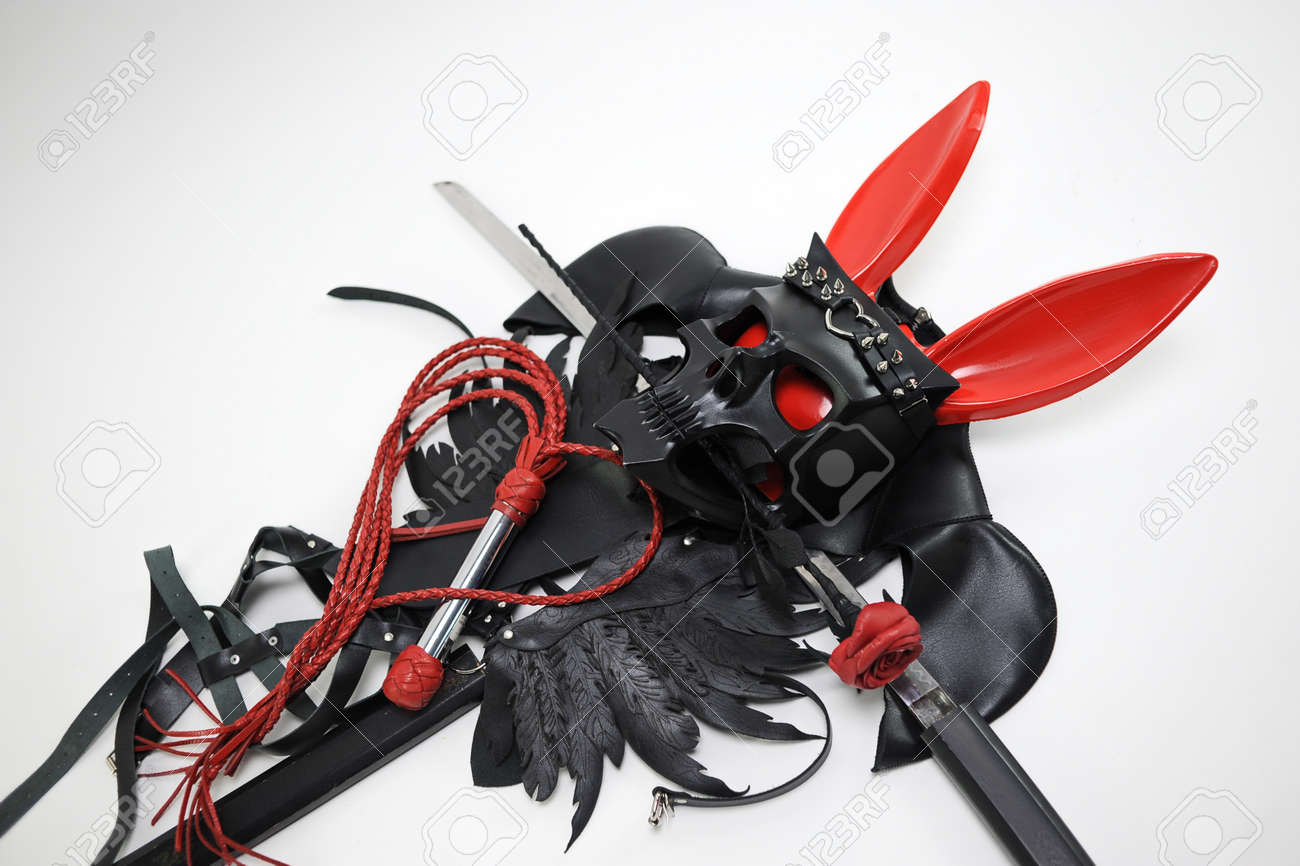 Eine Komposition Aus Bdsm-accessoires Masken Peitschen Gürtel Und Katanas  In Form Eines Kreuzes Lizenzfreie Fotos, Bilder und Stock Fotografie. Image  172972350.