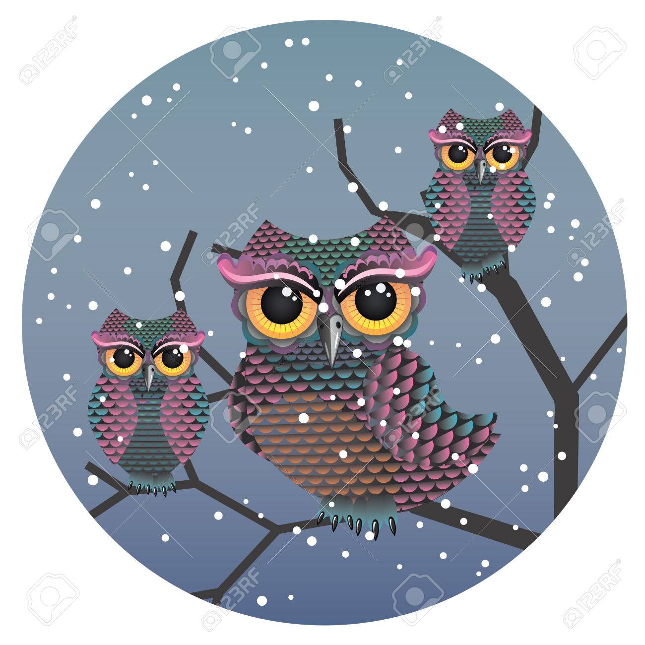 Mere Hibou Et Deux Hiboux De Bebe Assis Sur Une Branche D Arbre Clip Art Libres De Droits Vecteurs Et Illustration Image