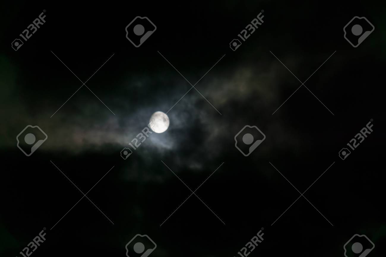 Fotos Del Cielo De Noche Reales Foto Del Cielo Nublado De La Noche Y De La Luna, Fondo Defocused. No Es Una  Ilustración. Fotos, Retratos, Imágenes Y Fotografía De Archivo Libres De  Derecho. Image 69504817.