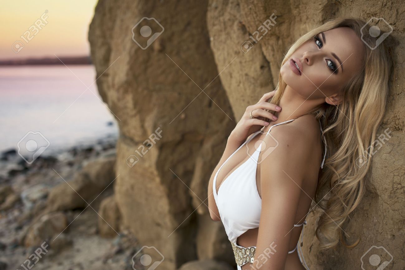 De blondine op het strand