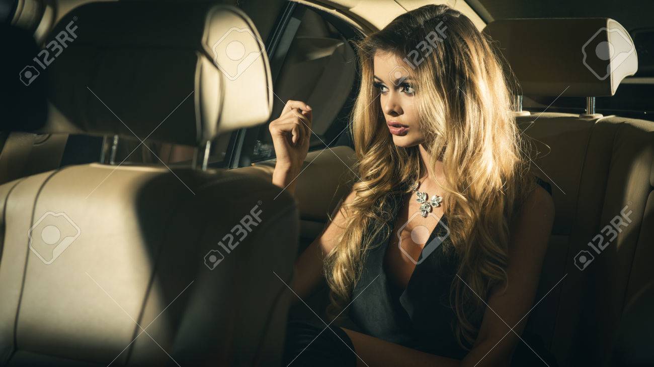 夜高級車の後部座席に座っている若いブロンドの女性 の写真素材 画像素材 Image 4718