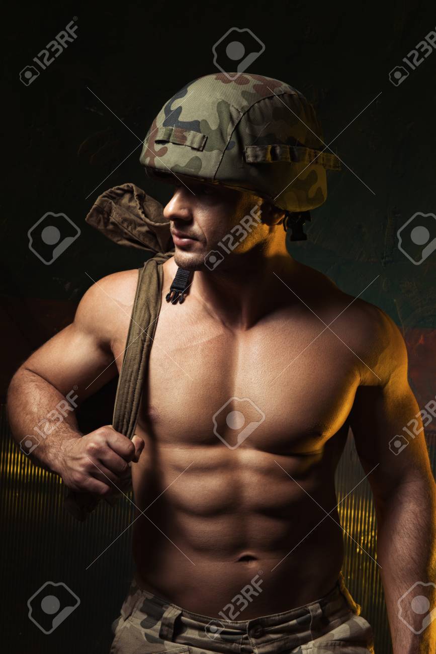 筋肉の男が軍から戻ってくる の写真素材 画像素材 Image