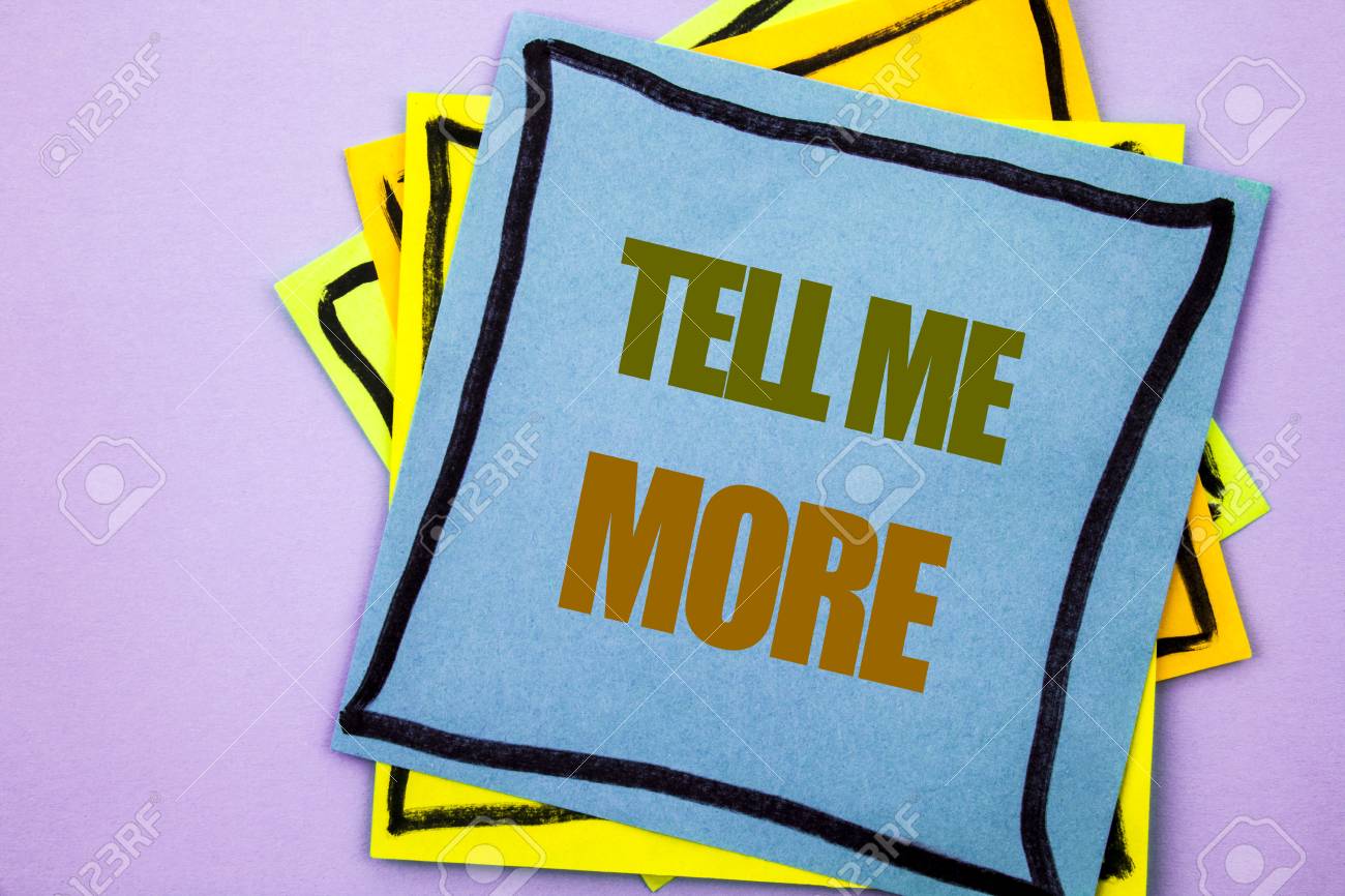 もっと教えてくださいと表示するテキストを書く アドバイスガイダンス好奇心を示すビジネス写真は ピンクの背景に書かれた付箋紙を書いた の写真素材 画像素材 Image